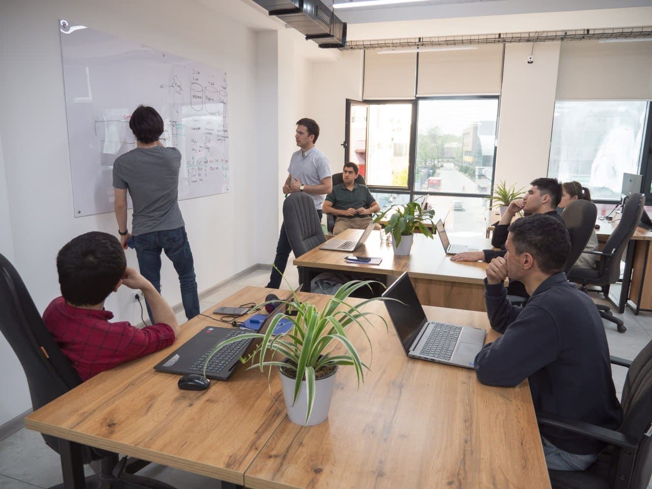 Команда alif tech за работой в офисе